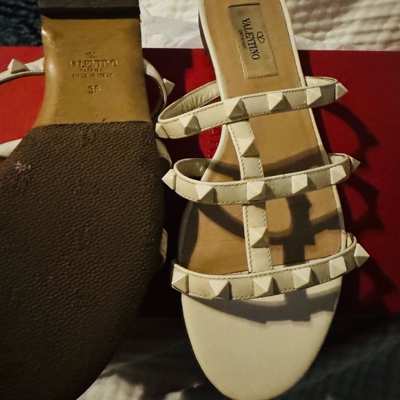 Valentino Garavani
Tonal Rockstud Flat Leather Slide Sandals - Picture 2 of 11